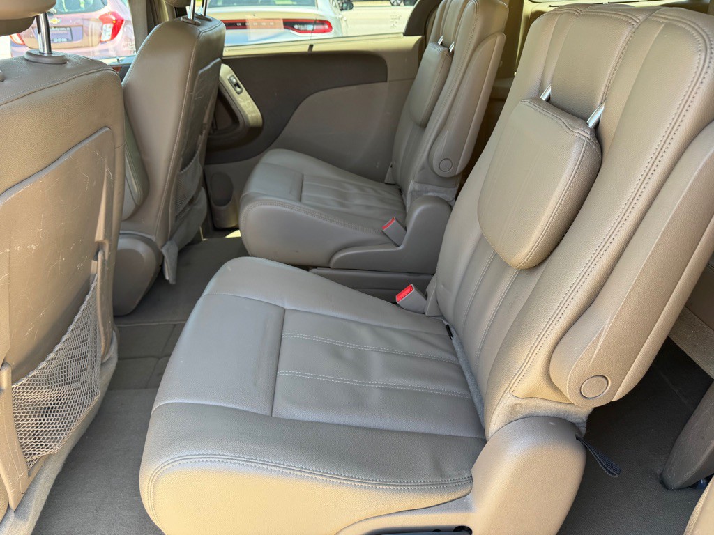 2015 Chrysler Town & Country Image 18