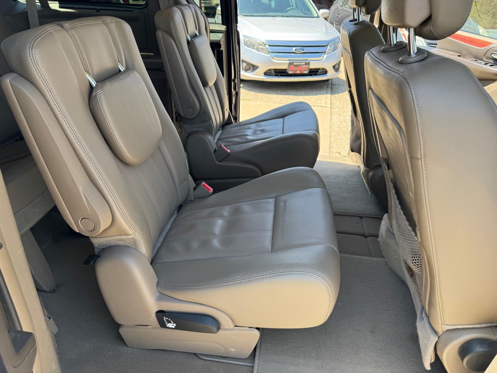 2015 Chrysler Town & Country Image 21