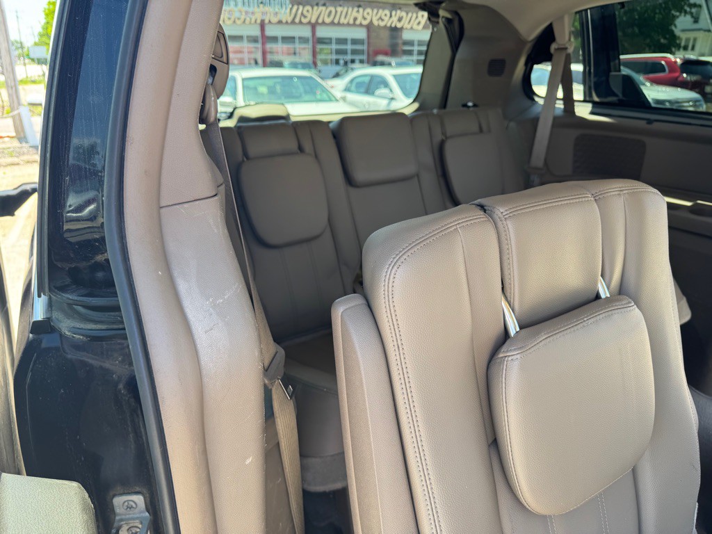 2015 Chrysler Town & Country Image 22