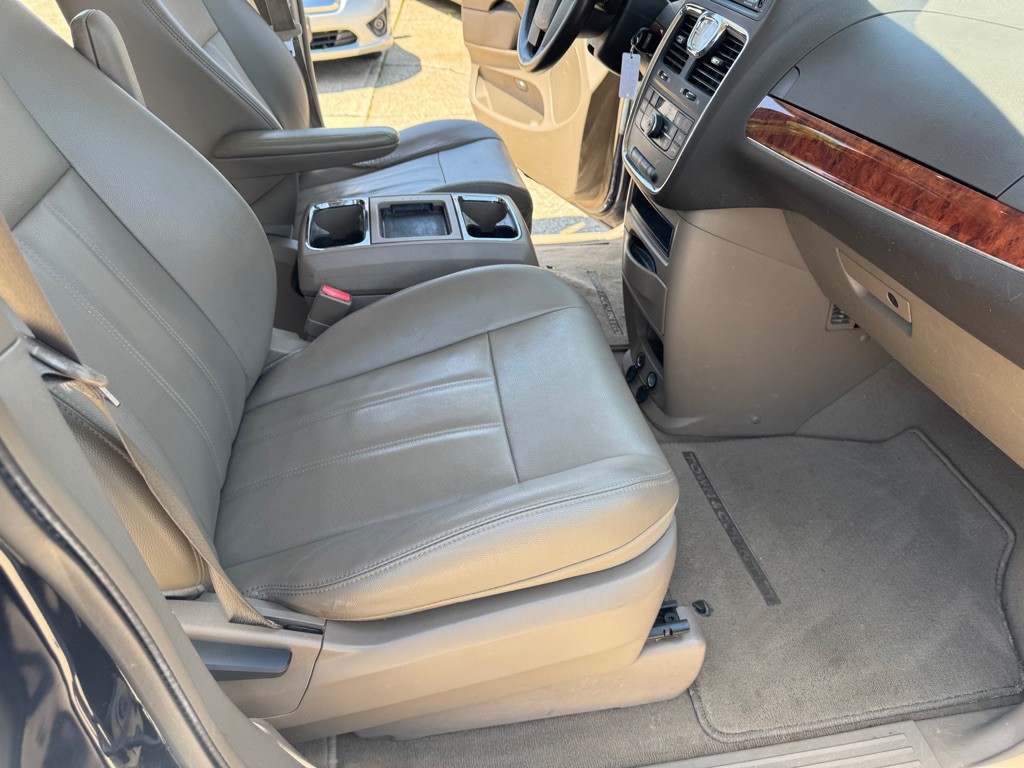 2015 Chrysler Town & Country Image 24