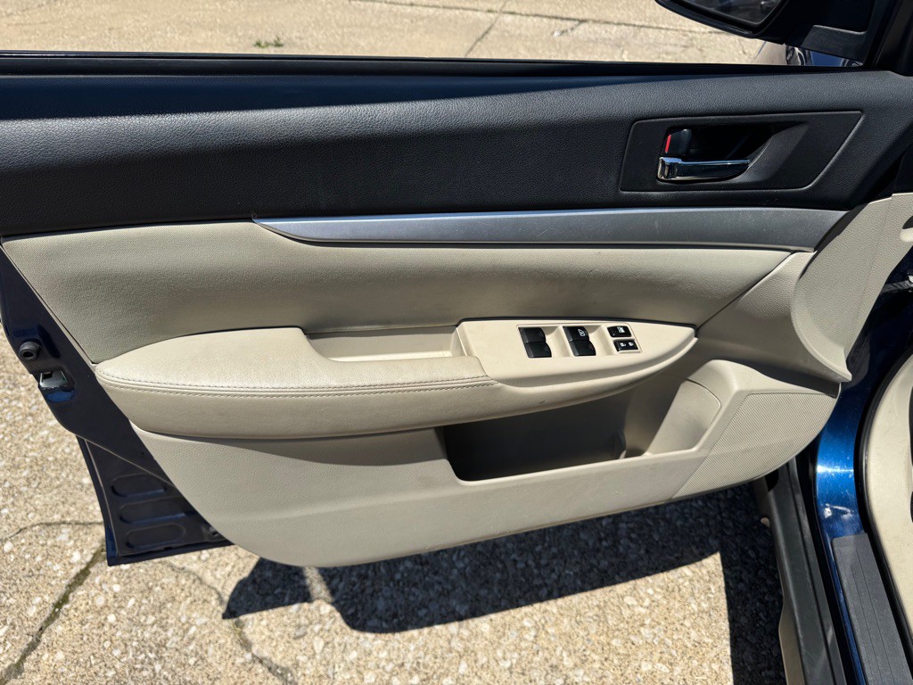 2011 Subaru Outback Image 17