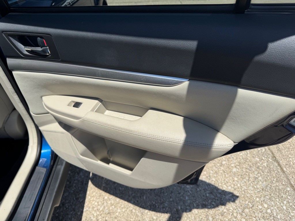 2011 Subaru Outback Image 21