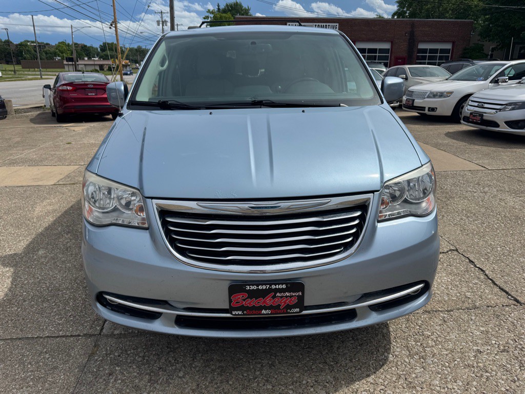 2013 Chrysler Town & Country Image 2