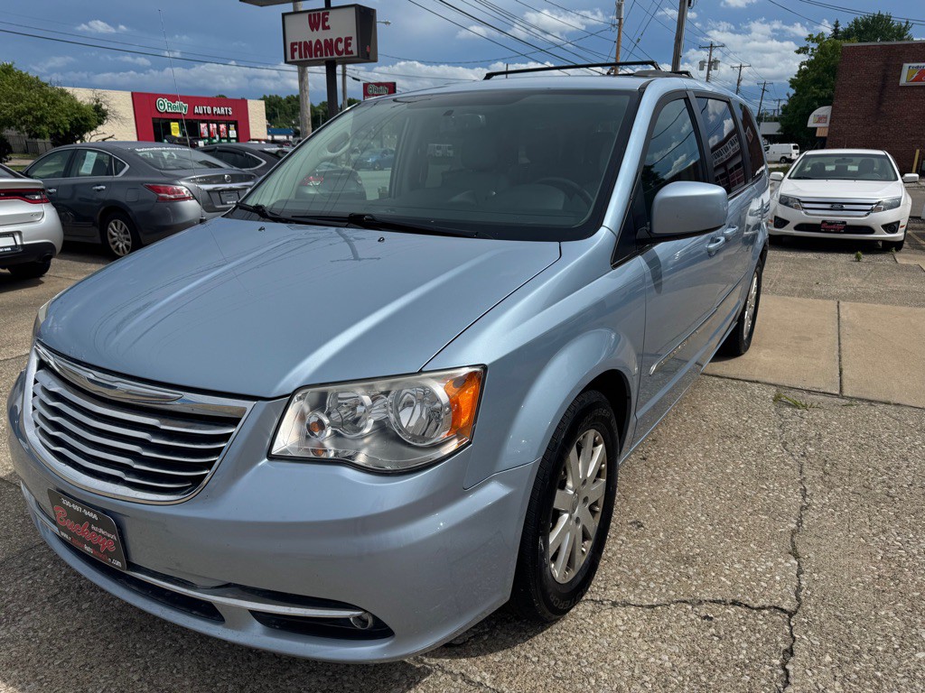 2013 Chrysler Town & Country Image 3