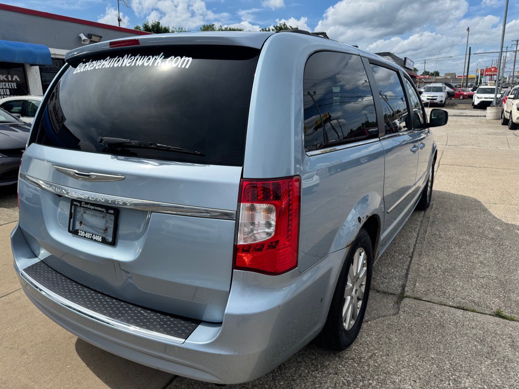 2013 Chrysler Town & Country Image 8