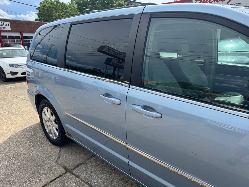 2013 Chrysler Town & Country Image 10