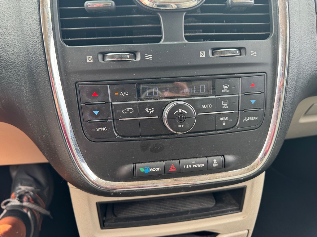 2013 Chrysler Town & Country Image 15