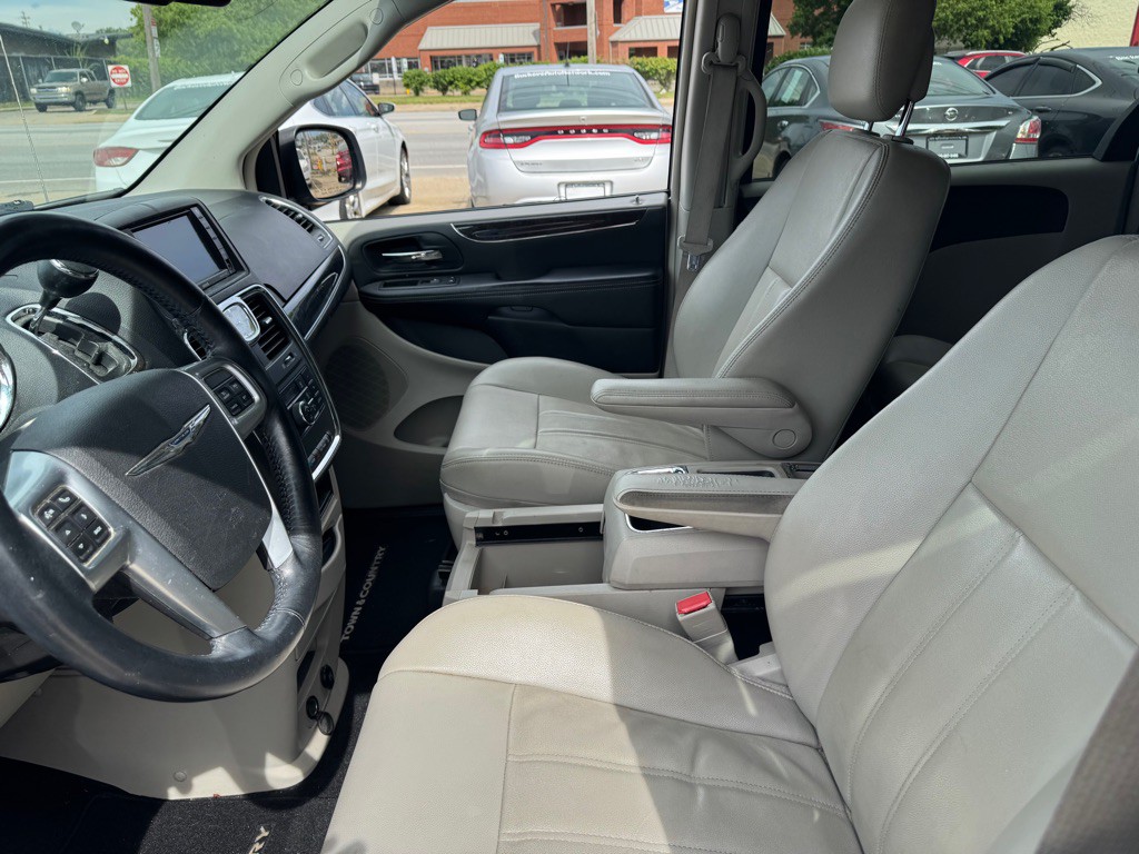 2013 Chrysler Town & Country Image 17