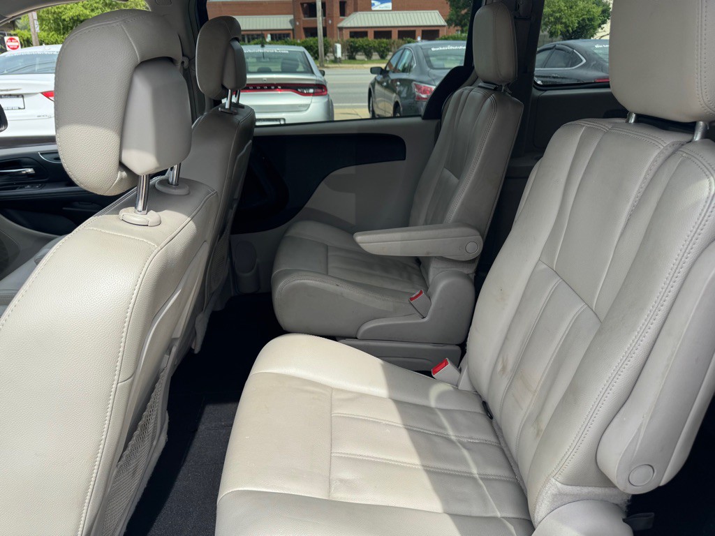2013 Chrysler Town & Country Image 18