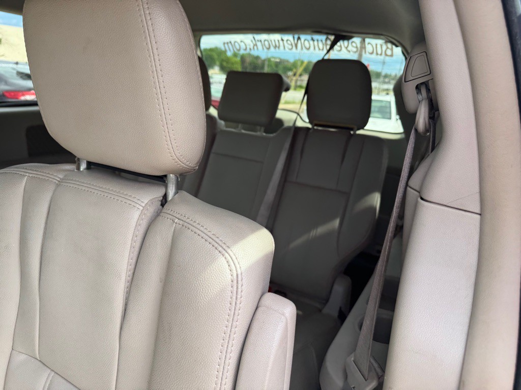 2013 Chrysler Town & Country Image 19