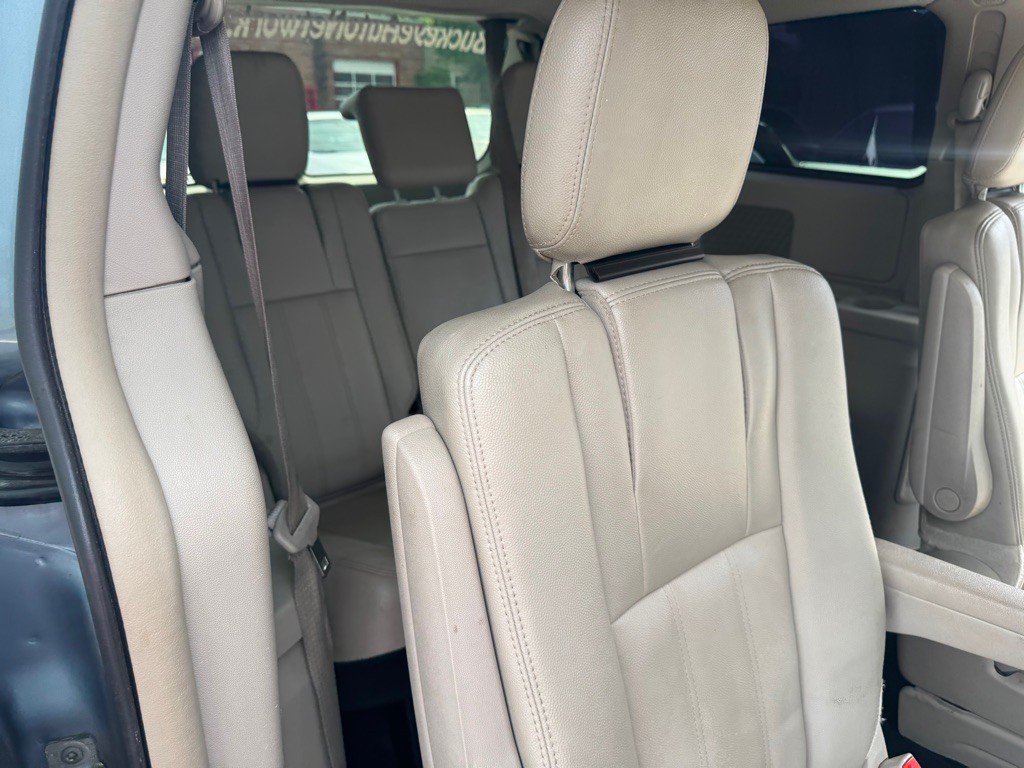 2013 Chrysler Town & Country Image 21