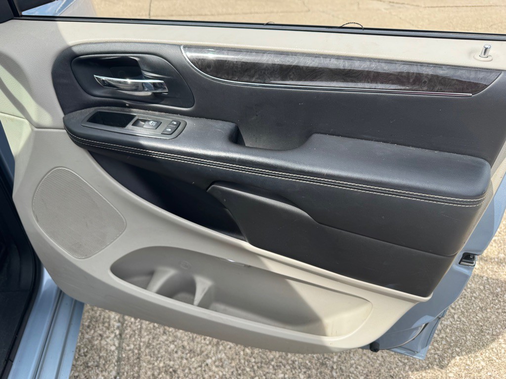 2013 Chrysler Town & Country Image 22