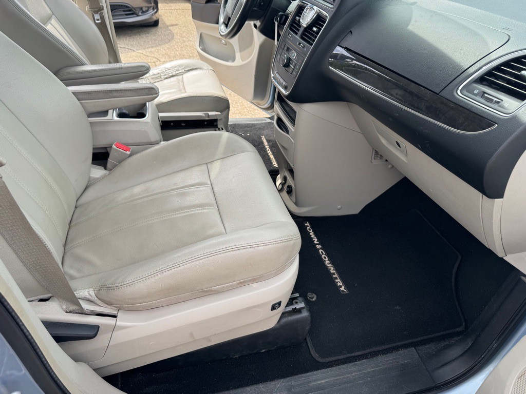 2013 Chrysler Town & Country Image 23