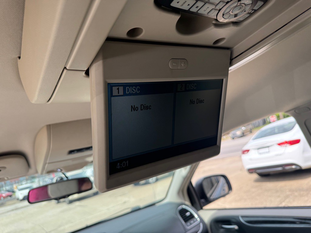 2013 Chrysler Town & Country Image 25