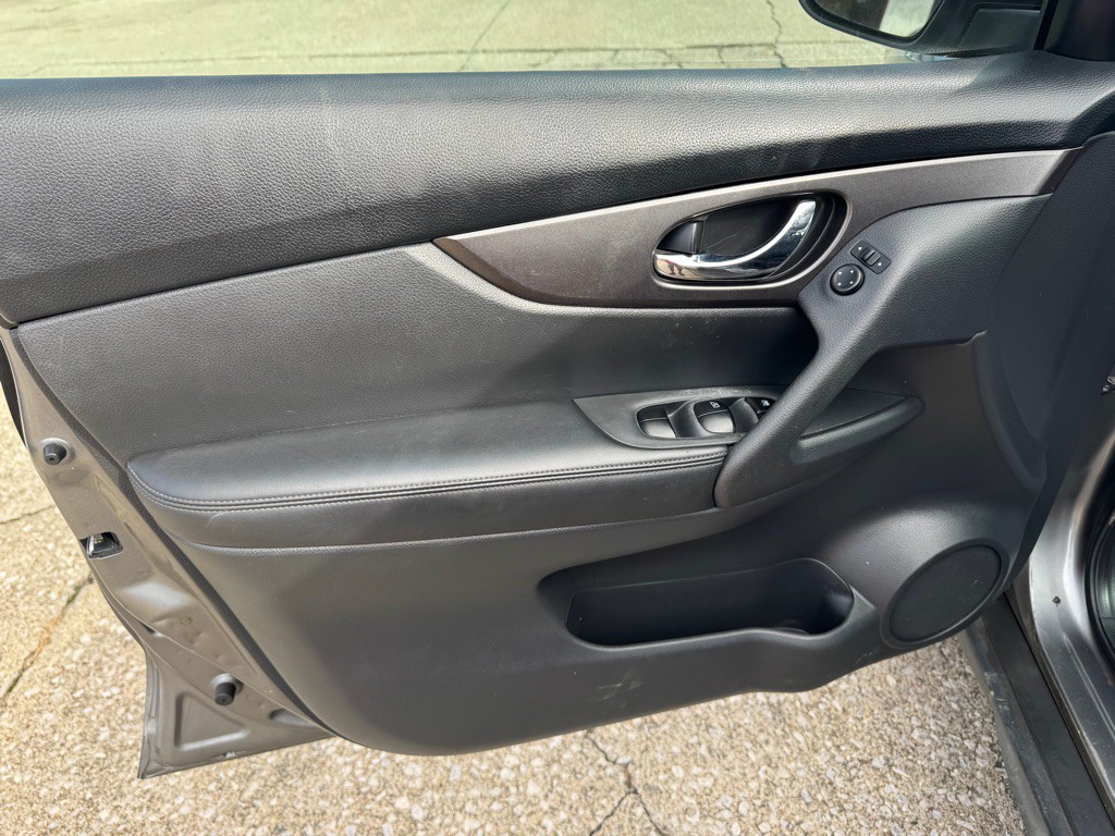 2018 Nissan Rogue Image 16