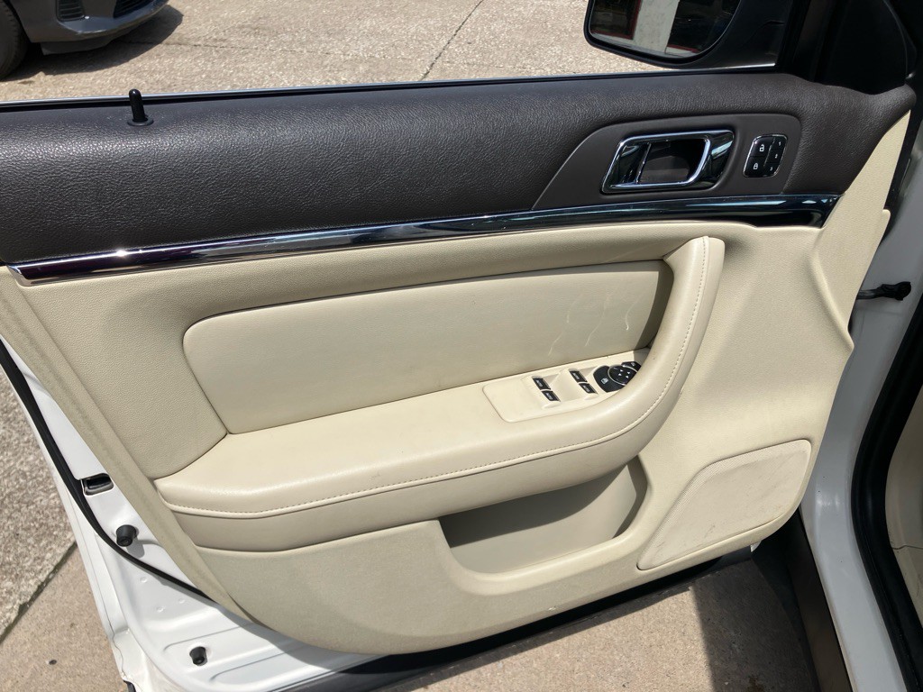 2013 Lincoln MKS Image 17