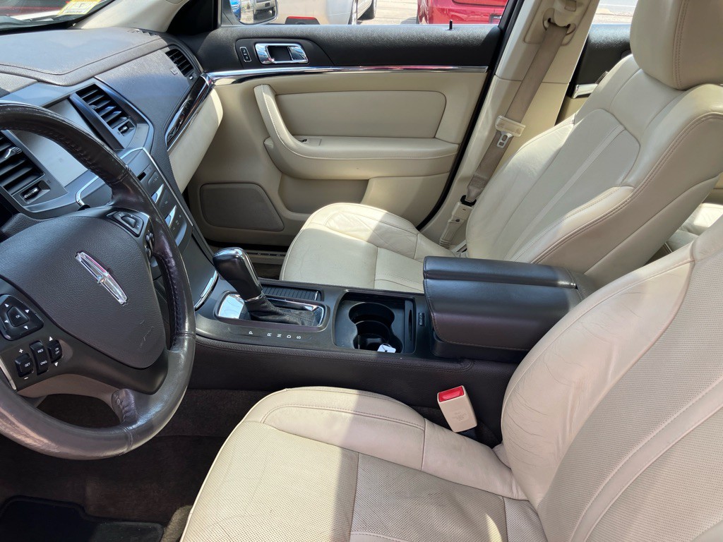 2013 Lincoln MKS Image 18