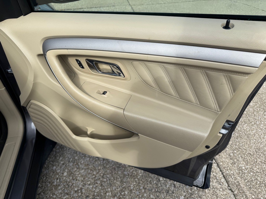 2013 Ford Taurus Image 22