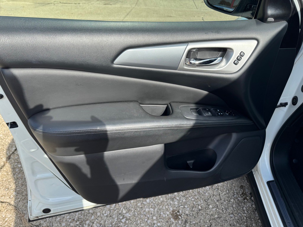 2018 Nissan Pathfinder Image 16
