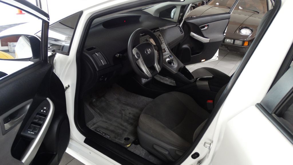 2013 Toyota Prius Image 11