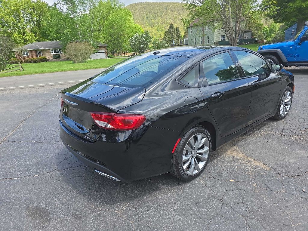 2016 Chrysler 200 Image 1