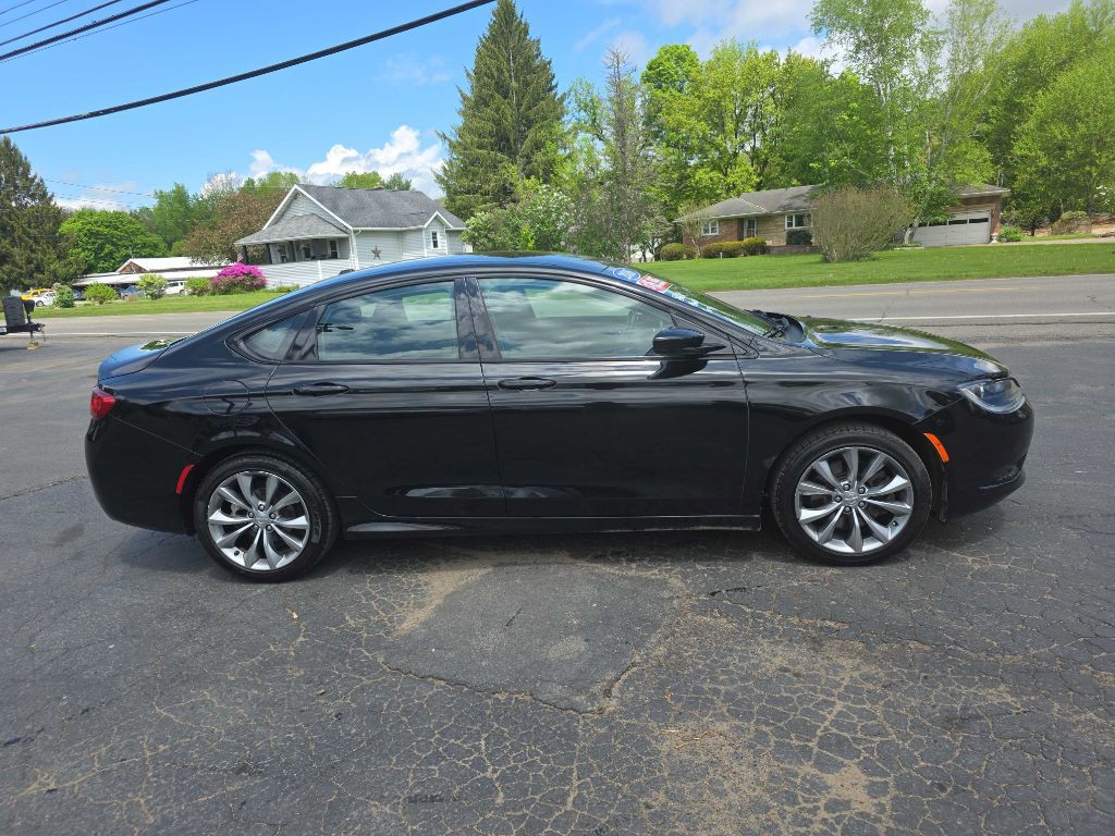 2016 Chrysler 200 Image 2