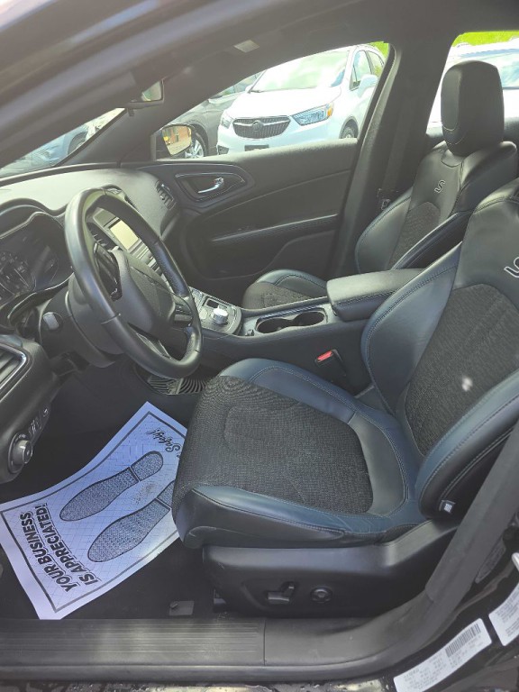 2016 Chrysler 200 Image 13