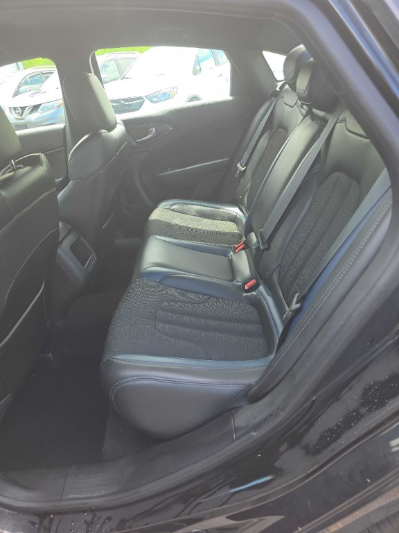 2016 Chrysler 200 Image 14