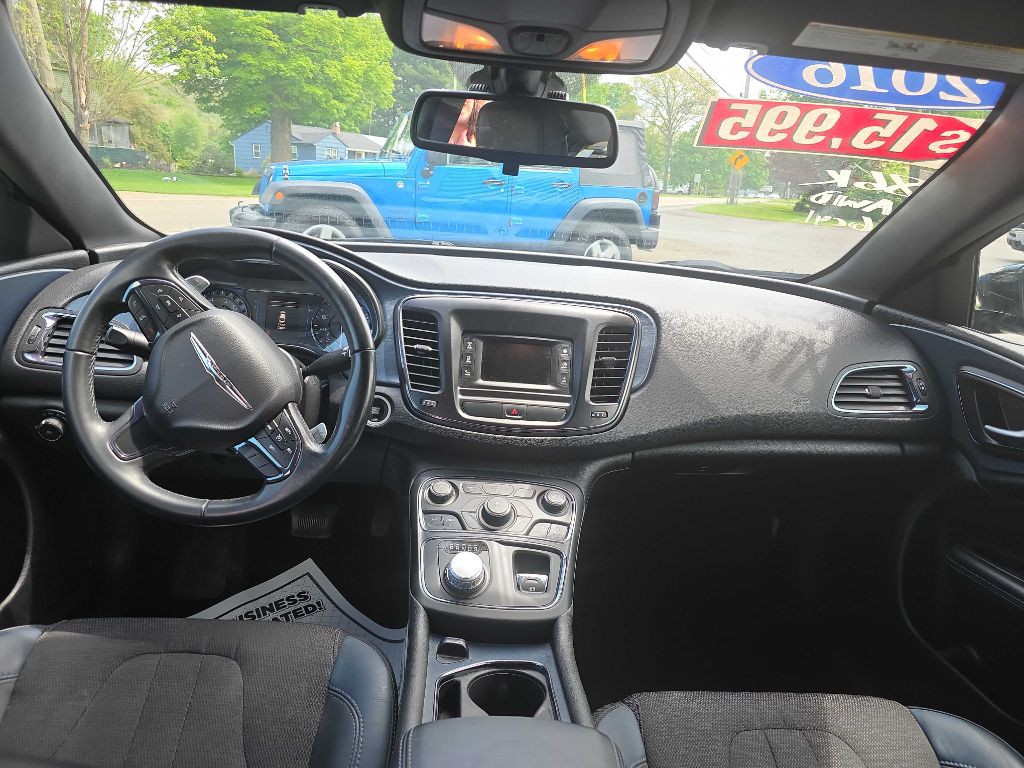 2016 Chrysler 200 Image 15