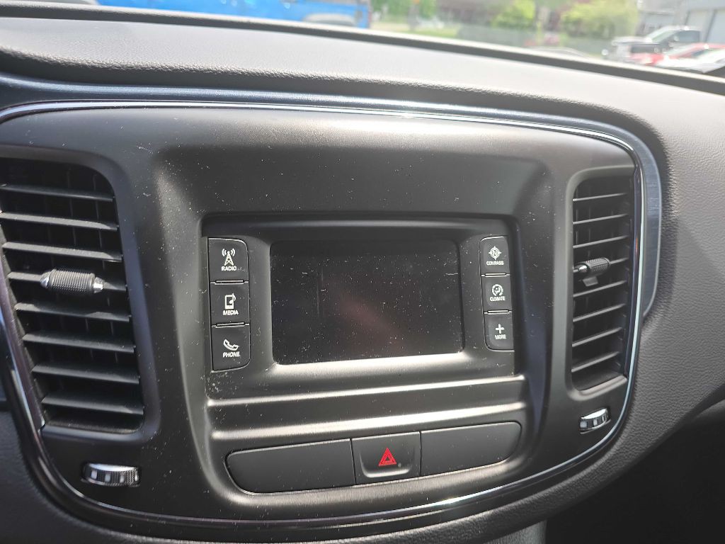 2016 Chrysler 200 Image 19