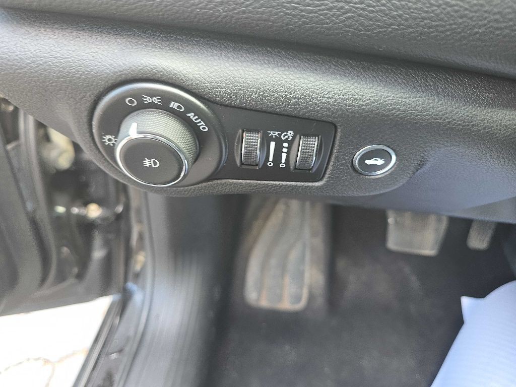2016 Chrysler 200 Image 28