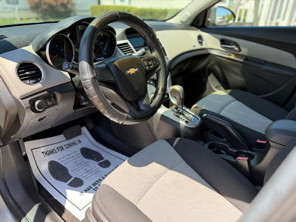 2011 Chevrolet Cruze Image 12