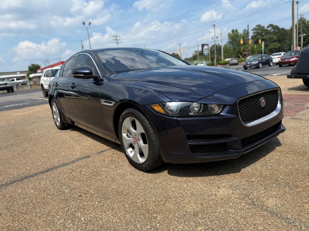 2017 Jaguar XE Image 3