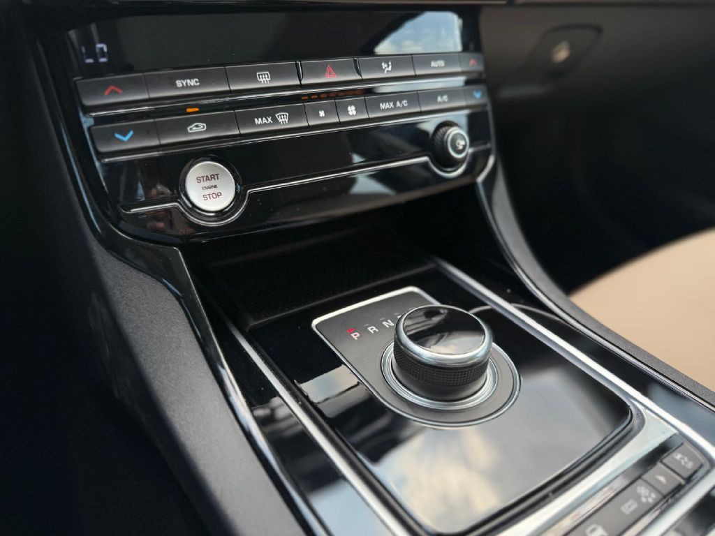 2017 Jaguar XE Image 15