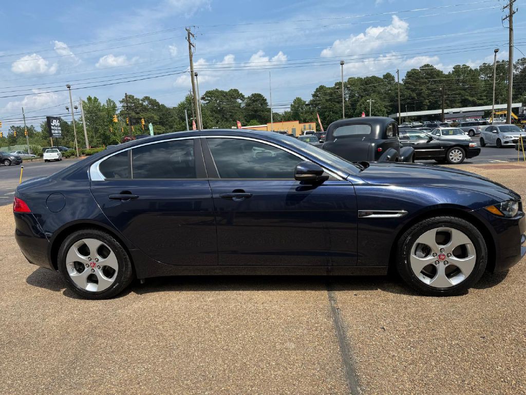 2017 Jaguar XE Image 4