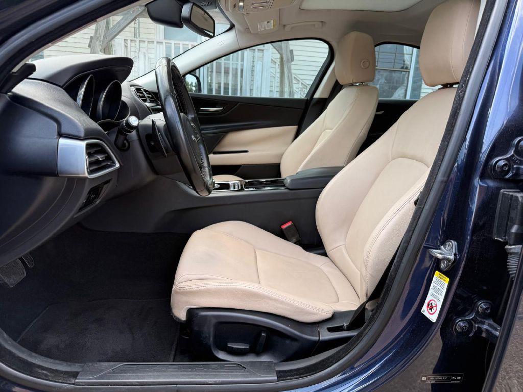2017 Jaguar XE Image 10