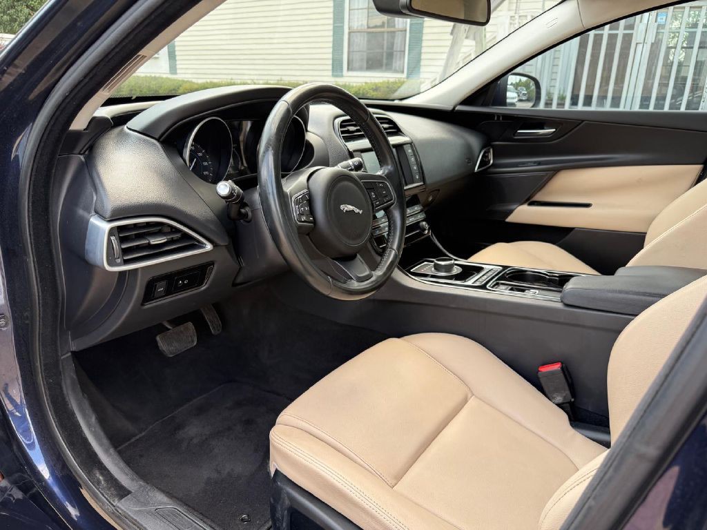 2017 Jaguar XE Image 11