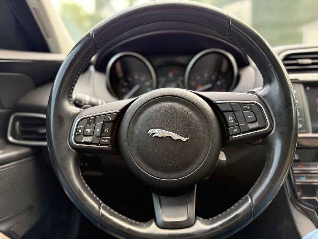 2017 Jaguar XE Image 12