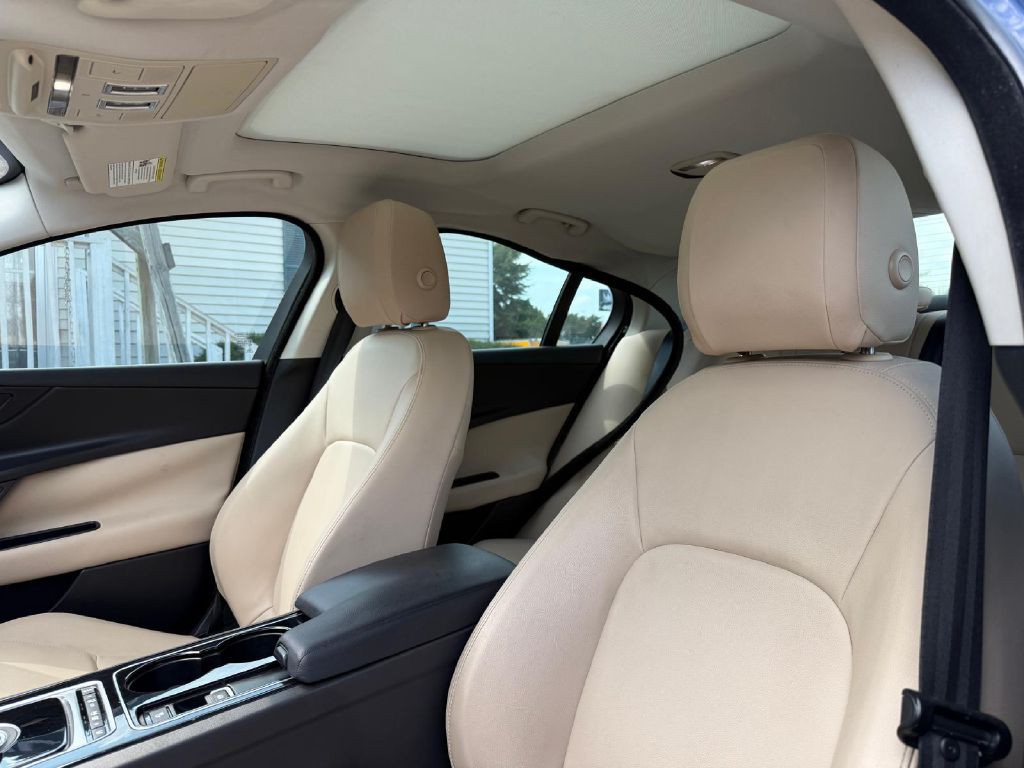 2017 Jaguar XE Image 18