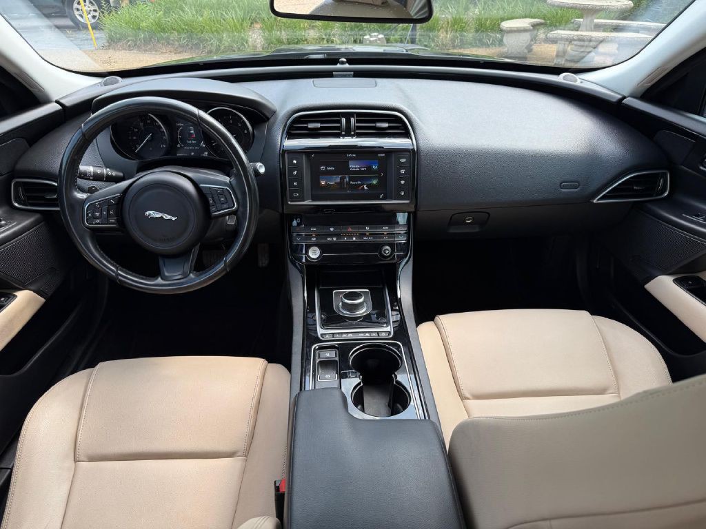 2017 Jaguar XE Image 19