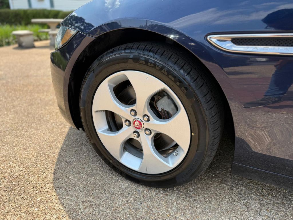 2017 Jaguar XE Image 23