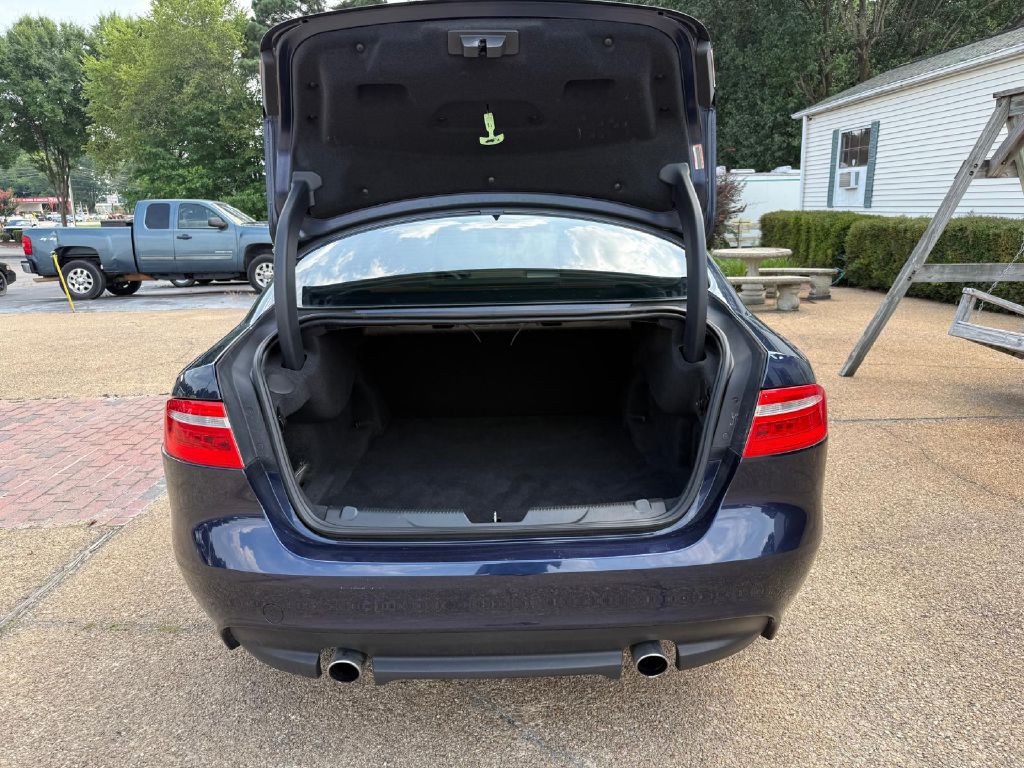 2017 Jaguar XE Image 25