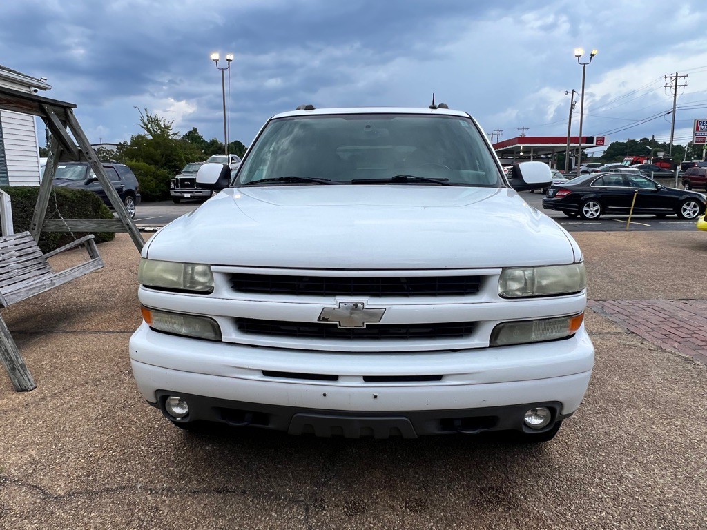 2004 Chevrolet Suburban Image 2