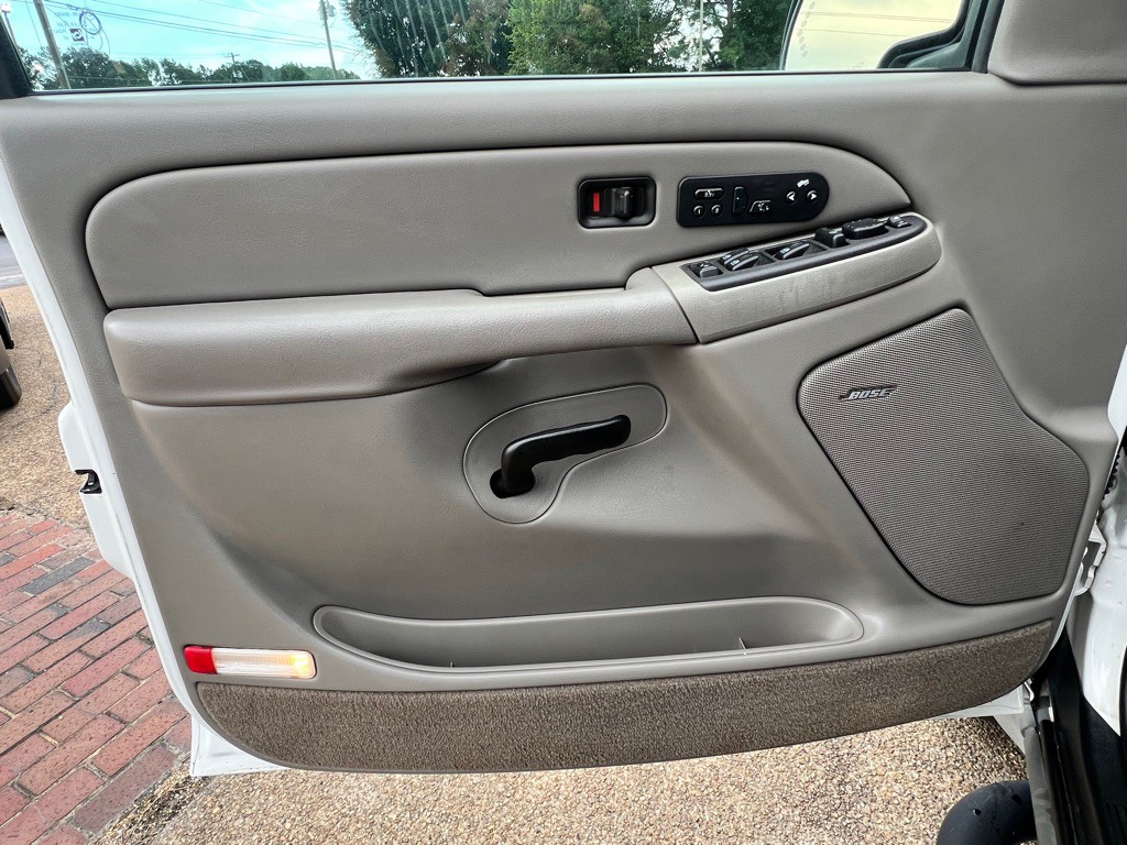 2004 Chevrolet Suburban Image 10