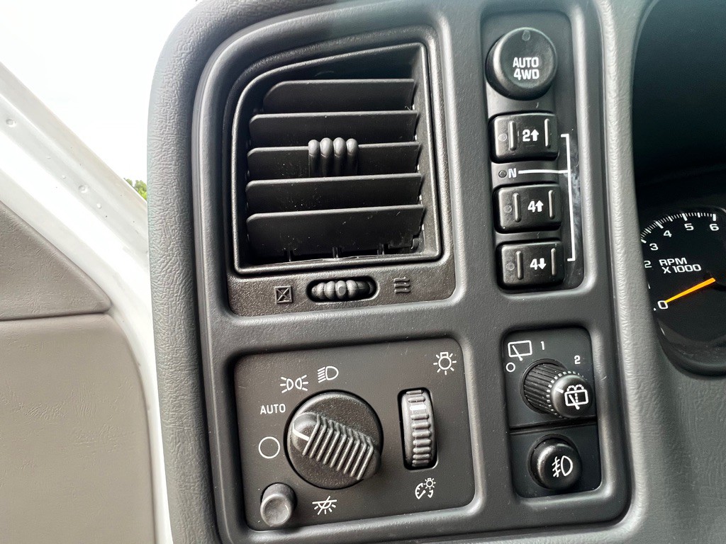 2004 Chevrolet Suburban Image 11