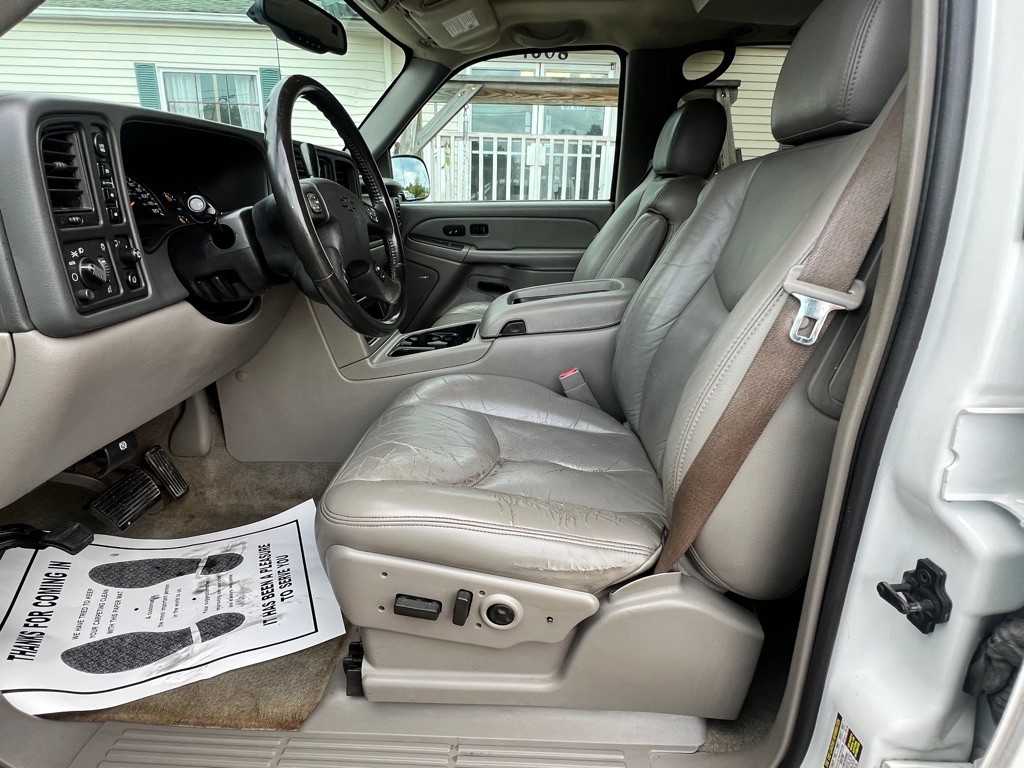 2004 Chevrolet Suburban Image 12