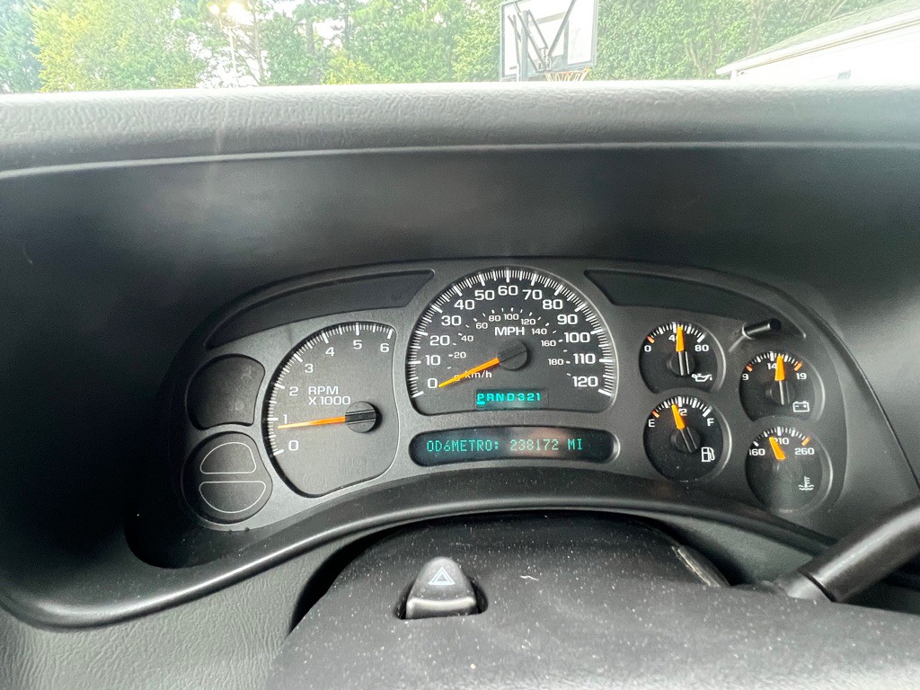 2004 Chevrolet Suburban Image 14