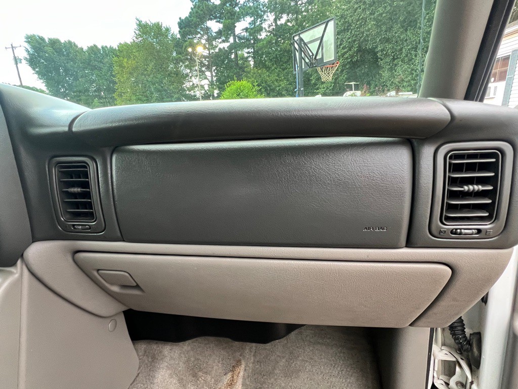 2004 Chevrolet Suburban Image 15