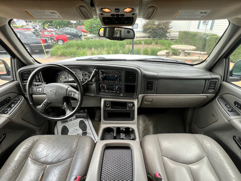 2004 Chevrolet Suburban Image 18