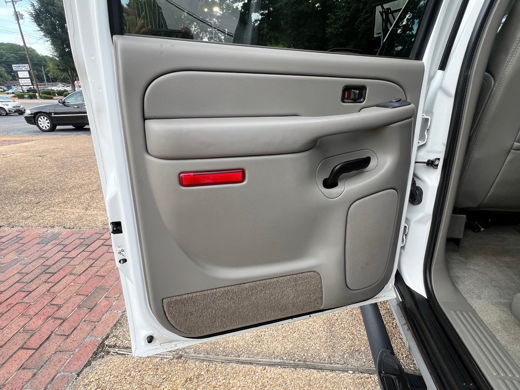 2004 Chevrolet Suburban Image 19